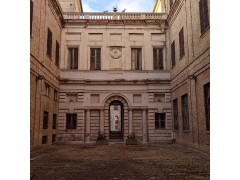 Palazzo Gradari e "la Berlina Mosca"-Pesaro-quartiere Centro Storico